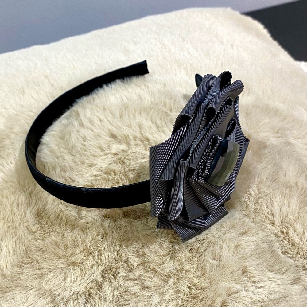 Elegant Black Headband with Grey Floral Accent